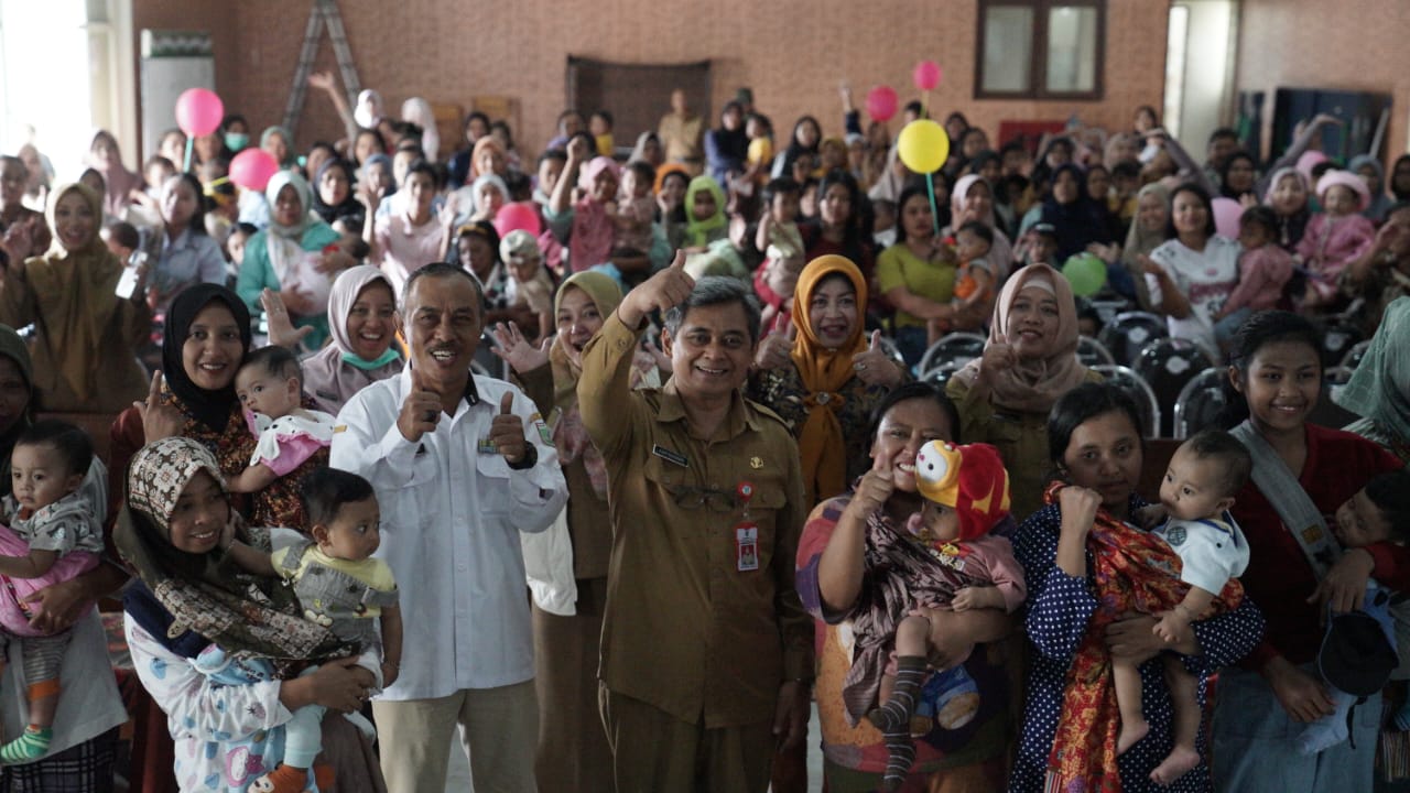ANTUSIAS: Pemberian Makanan Tambahan (PMT) bagi balita di wilayah kerja Bakorwil Malang.