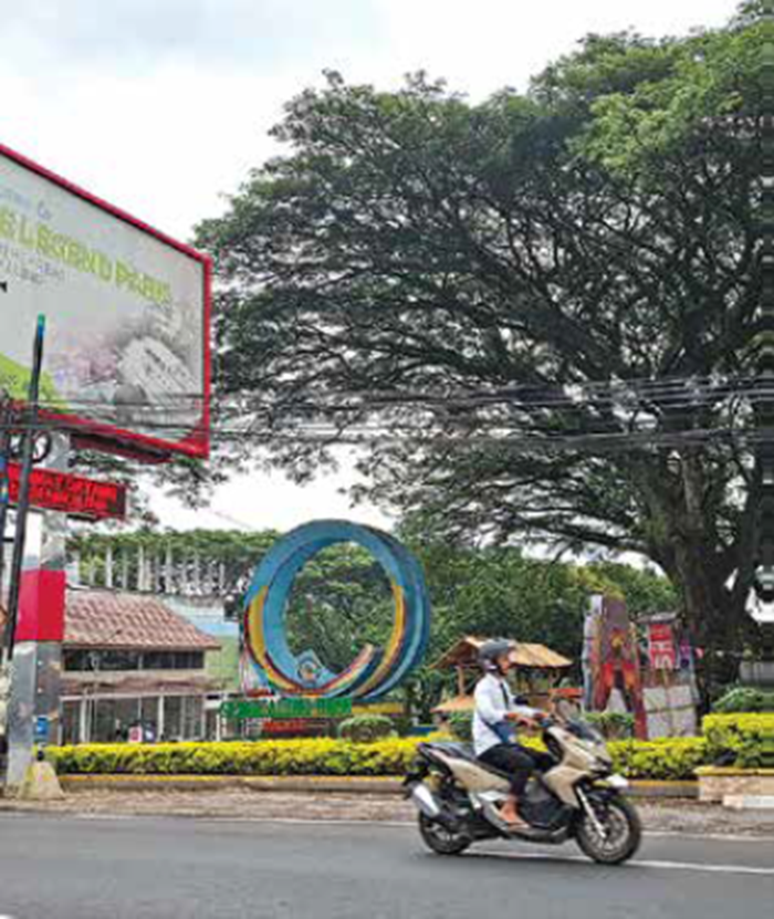 DIBANGUN HALTE: Area di depan Taman Rekreasi Sengkaling, Kecamatan Dau merupakan salah satu titik perhentian bus Trans Jatim.