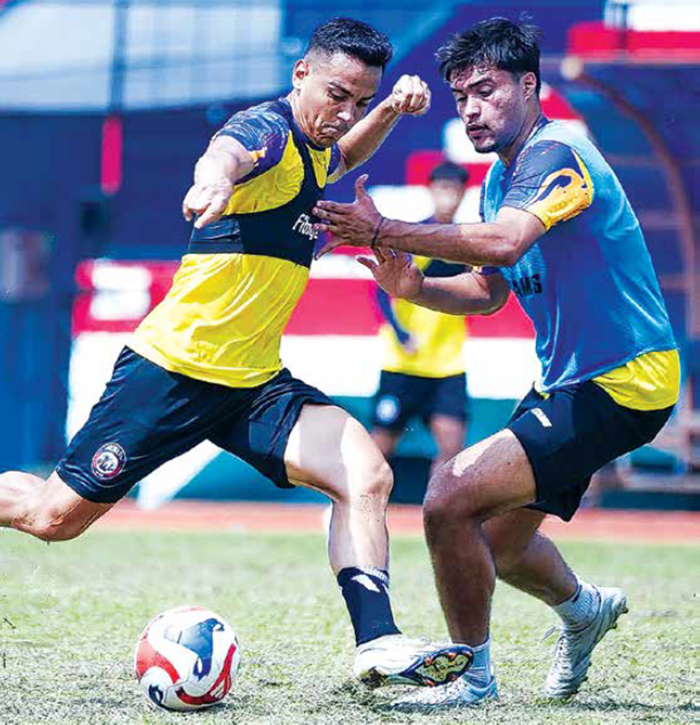 HARUS MENANG: Valdeci (kiri) pemain Arema FC saat berlatih.