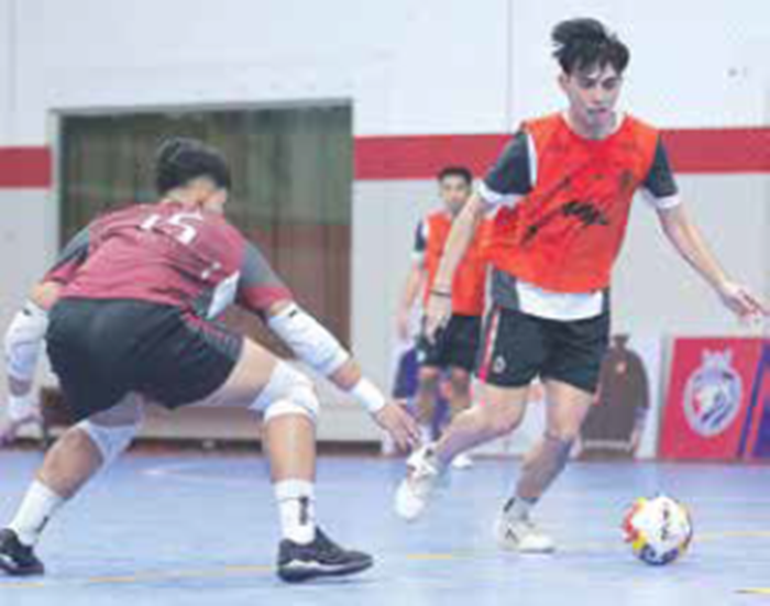 PERSIAPAN MAKSIMAL: Wais Alkarni (kanan) berusaha melewati kiper Unggul FC Malang Muhammad Rizky dalam sesi latihan di Unggul Sports Center, kemarin.