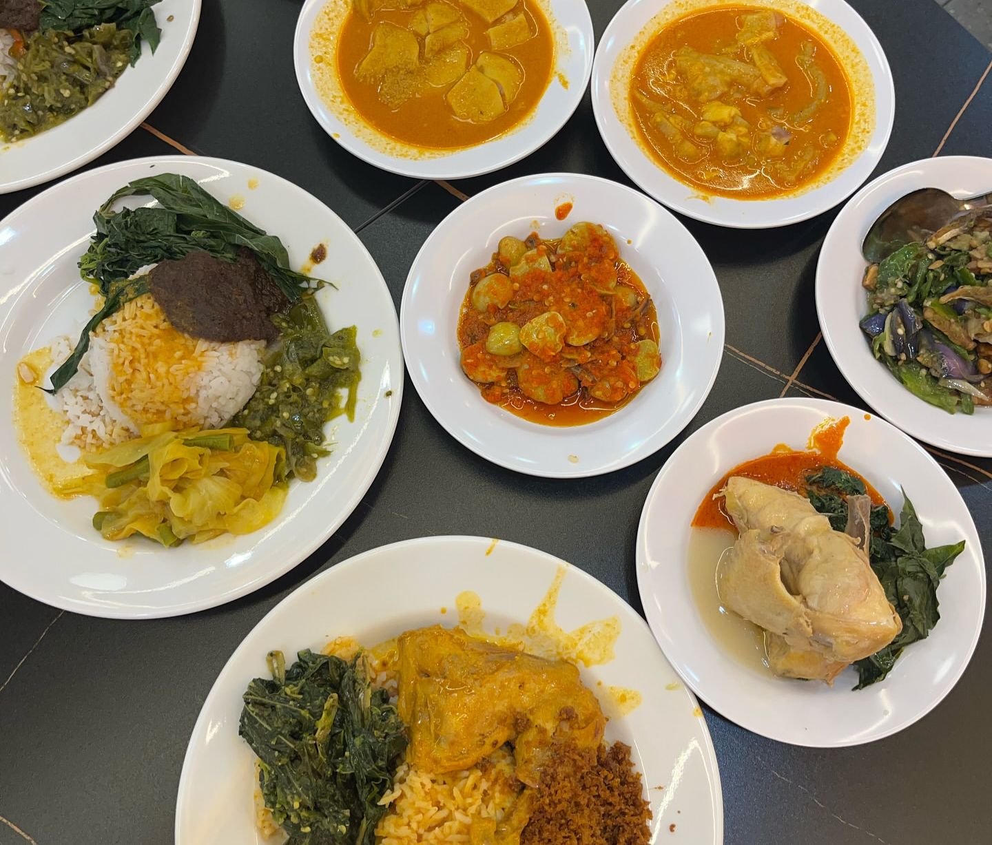 MENGGUGAH SELERA: Nasi Padang dengan berbagai kondimennya.