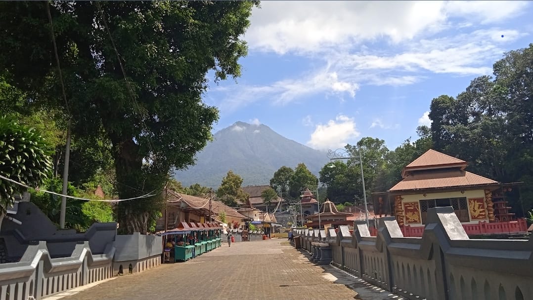 WISATA RELIGI: Pesarean Gunung Kawi yang berada di kawasan Gunung Kawi menjadi salah satu destinasi wisata religi yang ramai dikunjungi