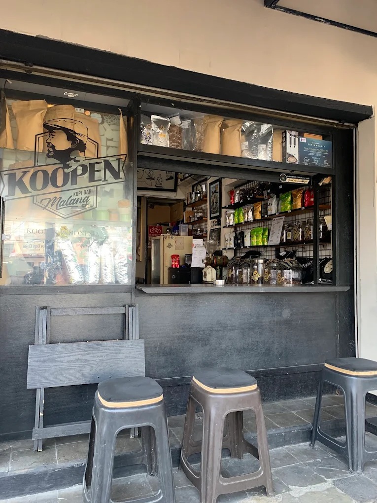 NIKMAT: Toko Kopi Koopen, tempat yang tidak hanya menawarkan kopi yang nikmat, tetapi juga suasana yang akrab dan nyaman untuk berbincang.