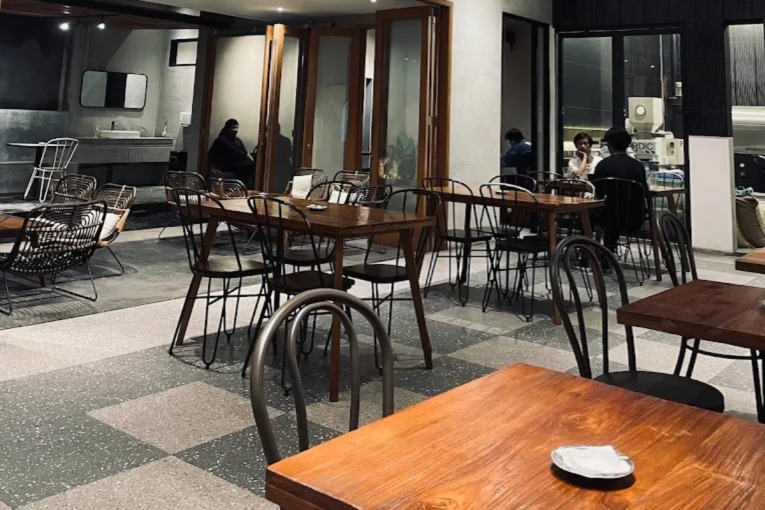 NUANSA HANGAT: Es Kopi Boss, , tempat yang memadukan konsep kafe modern dengan nuansa hangat yang membuat siapa pun betah berlama-lama.