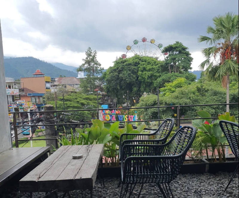 KAFE HITS: Kafe di dekat alun-alun Batu menyuguhkan pemandangan langsung alun-alun