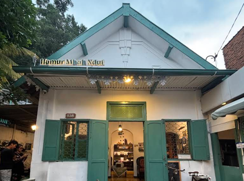 KAFE MALANG: Suasana Kedai Kopi Hamur Mbah Ndut di Sore Hari