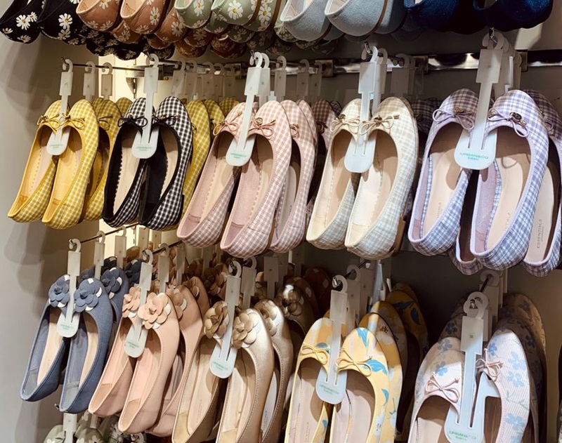 Ilustrasi Toko footwear, flat shoes perempuan