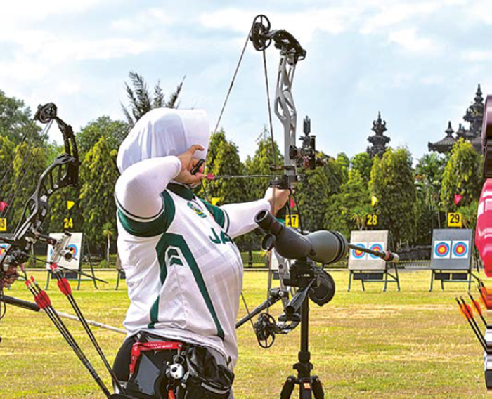 FOKUS: Atlet Panahan Kota Malang Siti Nurraihana bertanding dalam Kejuaraan Nasional Panahan 2025 di Denpasar, 30 Oktober lalu.
