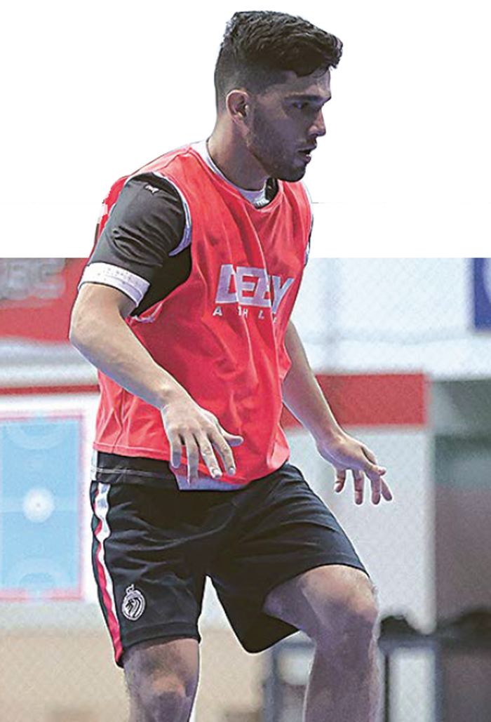 TAMBAH OPSI: Farzad Mahmoodi mengontrol bola dalam sesi latihan di Unggul Sports Center, kemarin.