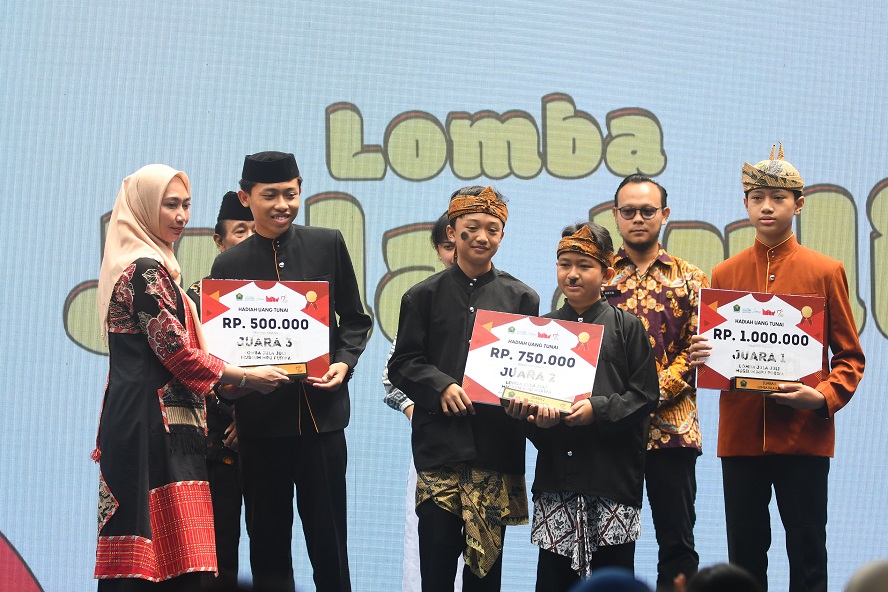 ANTUSIAS: Para pemenang lomba Kidungan Jula-Juli mendapat hadiah uang dan piagam penghargaan dalam acara Museum Festive Vaganza.