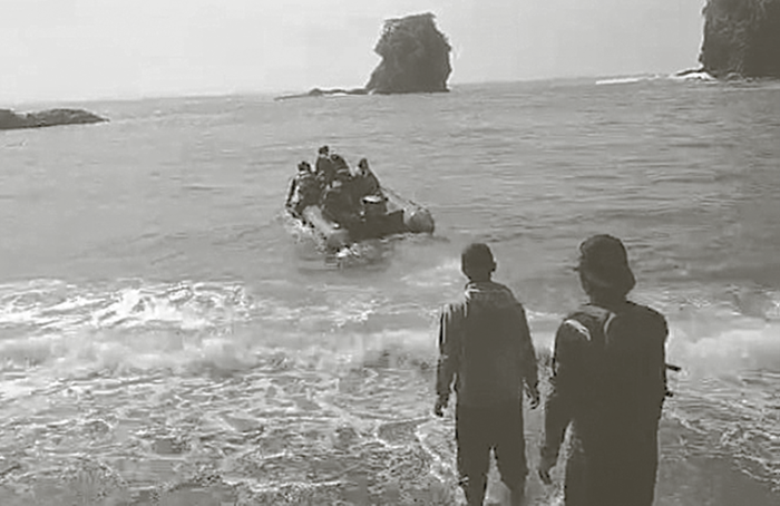 BELUM DITEMUKAN: Tim gabungan memantau ombak tinggi di Pantai Licin, Desa Lebakharjo, Kecamatan Ampelgading sehingga menunda pencairan di area laut.