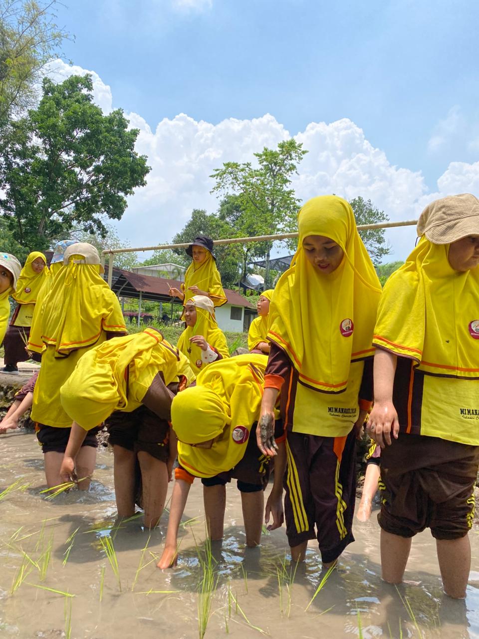 SERU: Siswa MI Muhammadiyah Manarul Islam di Makoya.