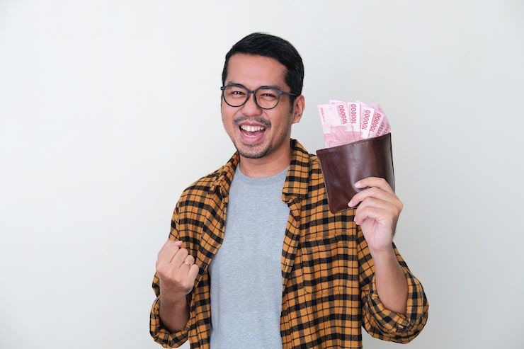 Ilustrasi pensiunan menerima kenaikan gaji pensiunan.