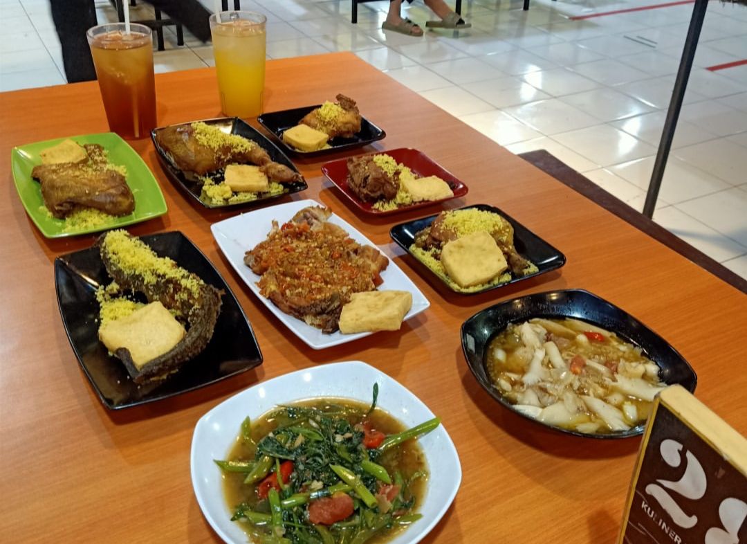 MENGGUGAH SELERA: Beberapa menu di Ayam Tulang Lunak&nbsp;Mbok&nbsp;Surip.