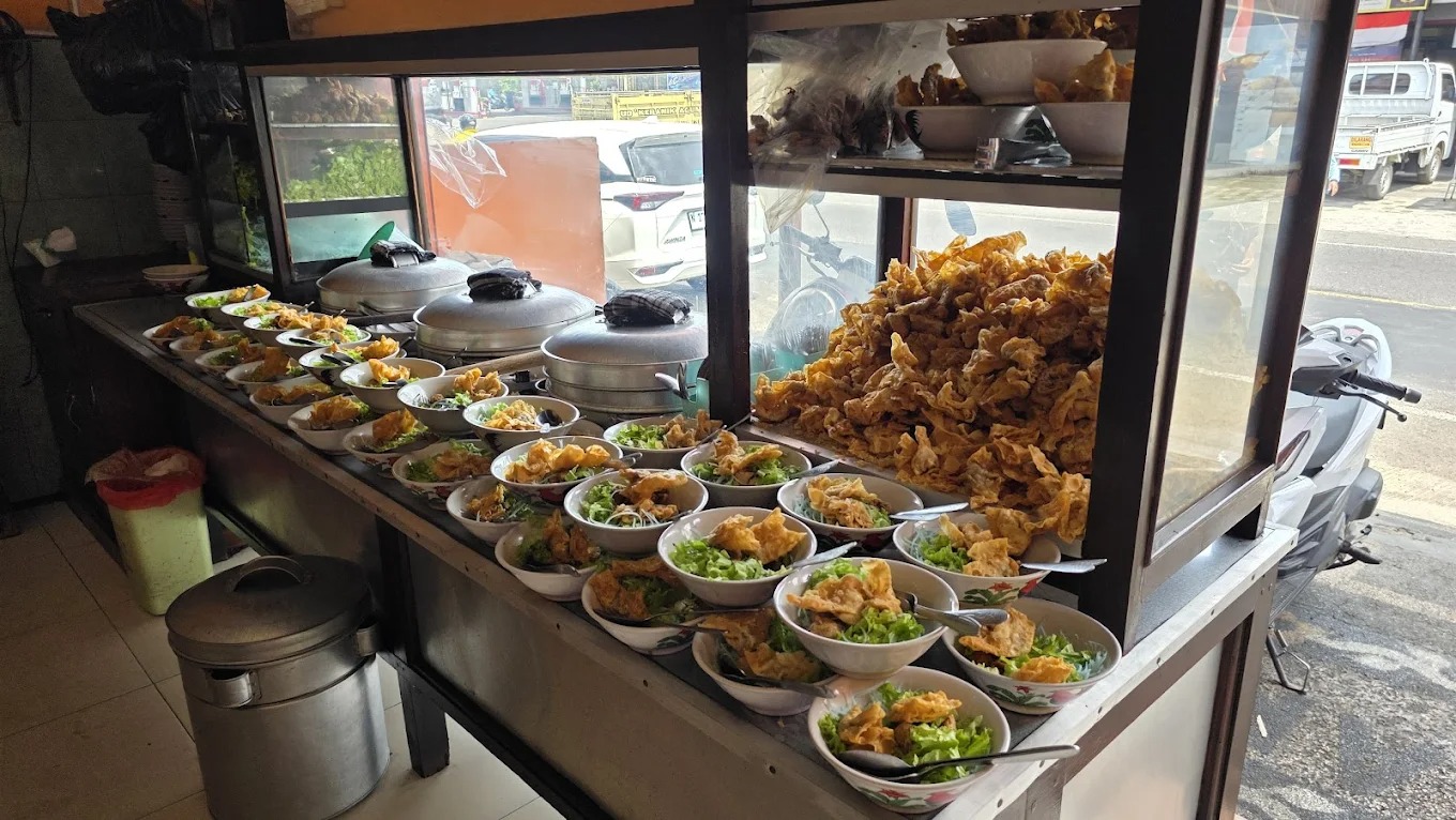 ANDALAN: Bakso Duro Kepanjen, tempat makan bakso andalan yang tetap mempertahankan ciri khasnya, yaitu memasak menggunakan bahan bakar arang yang menghadirkan aroma bakso lebih kuat dan klasik.
