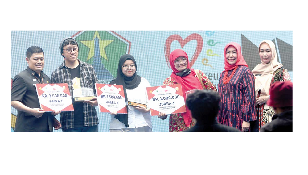 PARA PEMENANG: Kepala Disdikbud Kota Malang Suwarjana (kiri) memberi hadiah untuk pemenang lomba Museum Festive Vaganza.