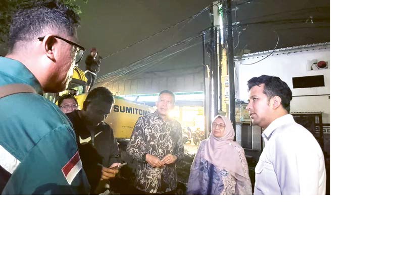 URAI KEMACETAN: Wakil Gubernur Jawa Timur Emil Elestianto Dardak (kanan) didampingi Wali Kota Malang Wahyu Hidayat meninjau progres proyek drainase di Jalan Soekarno- Hatta, Rabu malam (5/11).