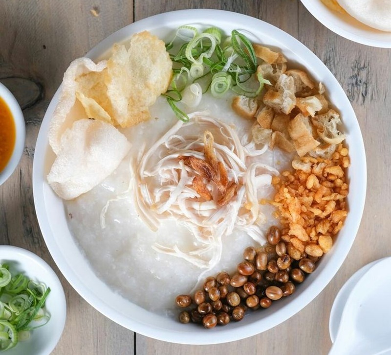 GURIH: Bubur ayam topping lengkap dengan kerupuk
