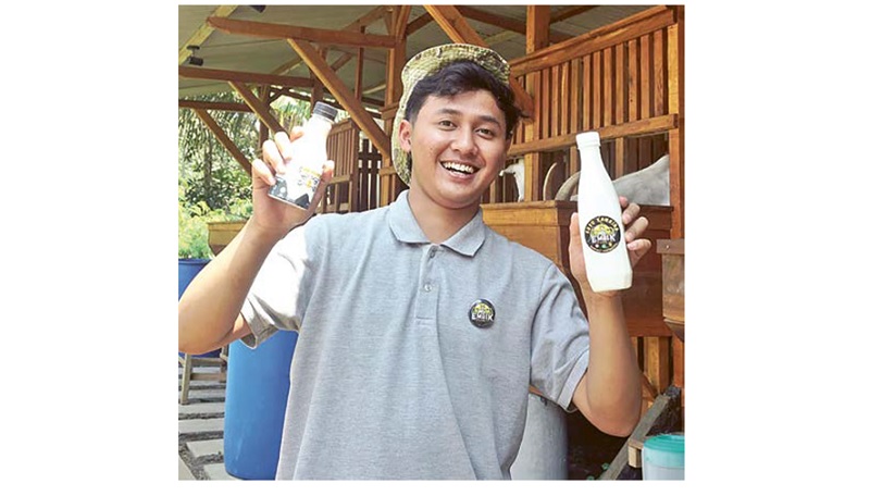 TAK KENAL LELAH: Lukman Hakim Arifin, mahasiswa Universitas Muhammadiyah Malang menunjukkan produk susu kambing olahannya di Embik Farm, Desa Jambangan, Dampit.