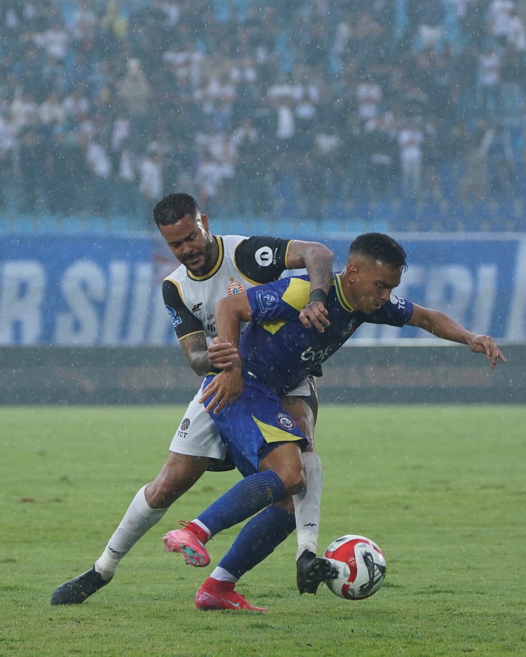 JAGO TANDANG: Gelandang Arema FC Valdeci Moreira dikawal penggawa Persija Jakarta Maxwell Souza di lanjutan BRI Super League, Sabtu sore (8/11). (Media Officer Arema FC For Radar Malang)