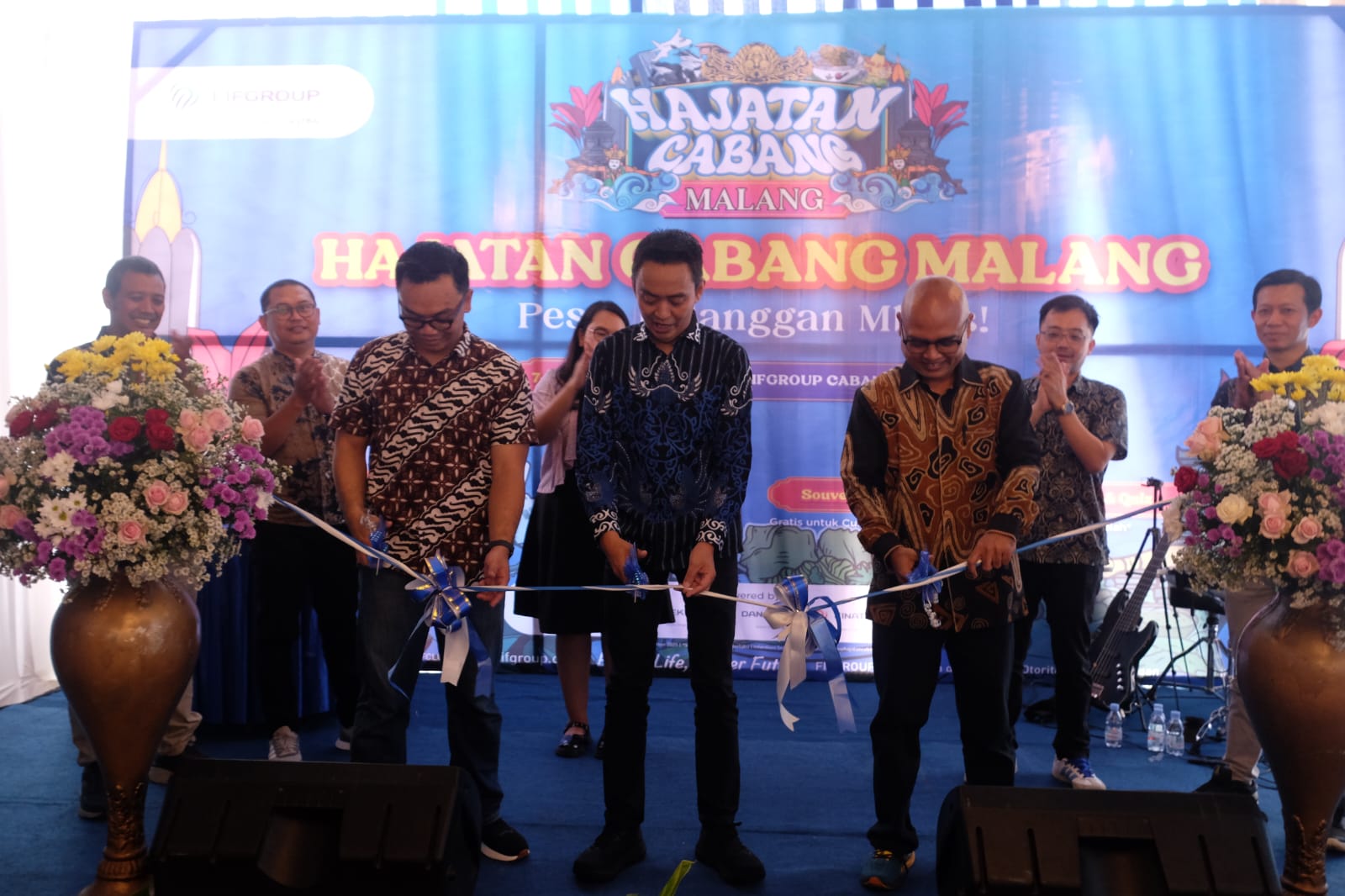 BUKA ACARA: Jatim 2 Area Department Head FIFGROUP, Hariendro Apriadi (tengah), didampingi oleh Amitra Marketing Head, Muhamat Kusaini (tengah kanan) dan Spektra Marketing Head, Ryan Ramadhana.