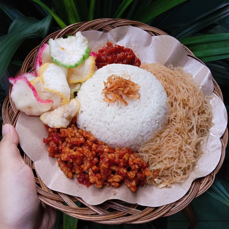 WANGI: Nasi uduk gurih dengan taburan bawang goreng disajikan hangat, cocok untuk sarapan atau makan malam di Klojen.