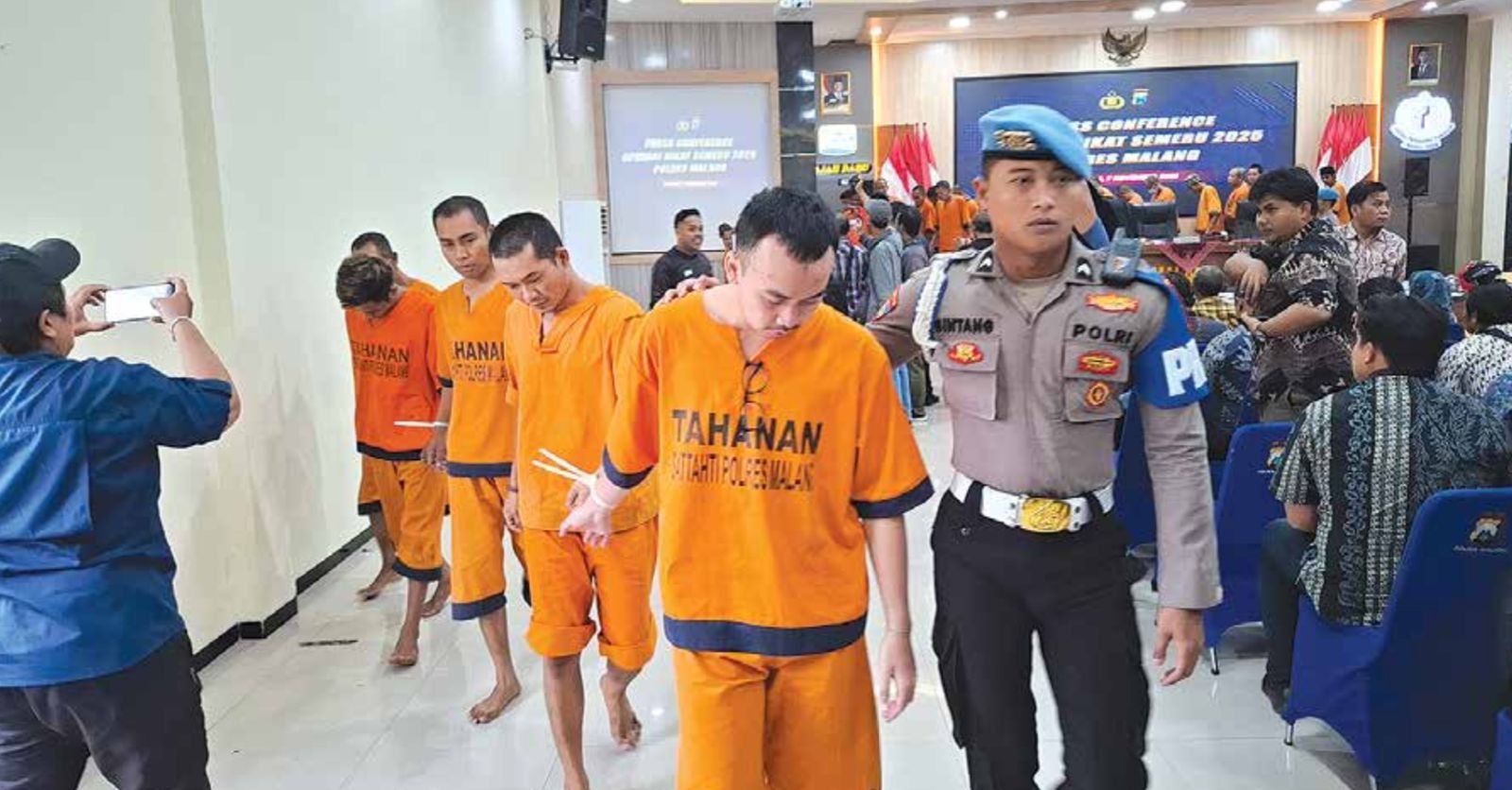 JALANI PROSES HUKUM: Para tersangka dibawa dari aula Sanika Satyawada menuju ruang tahanan di area Mapolres Malang, kepanjen kemarin.