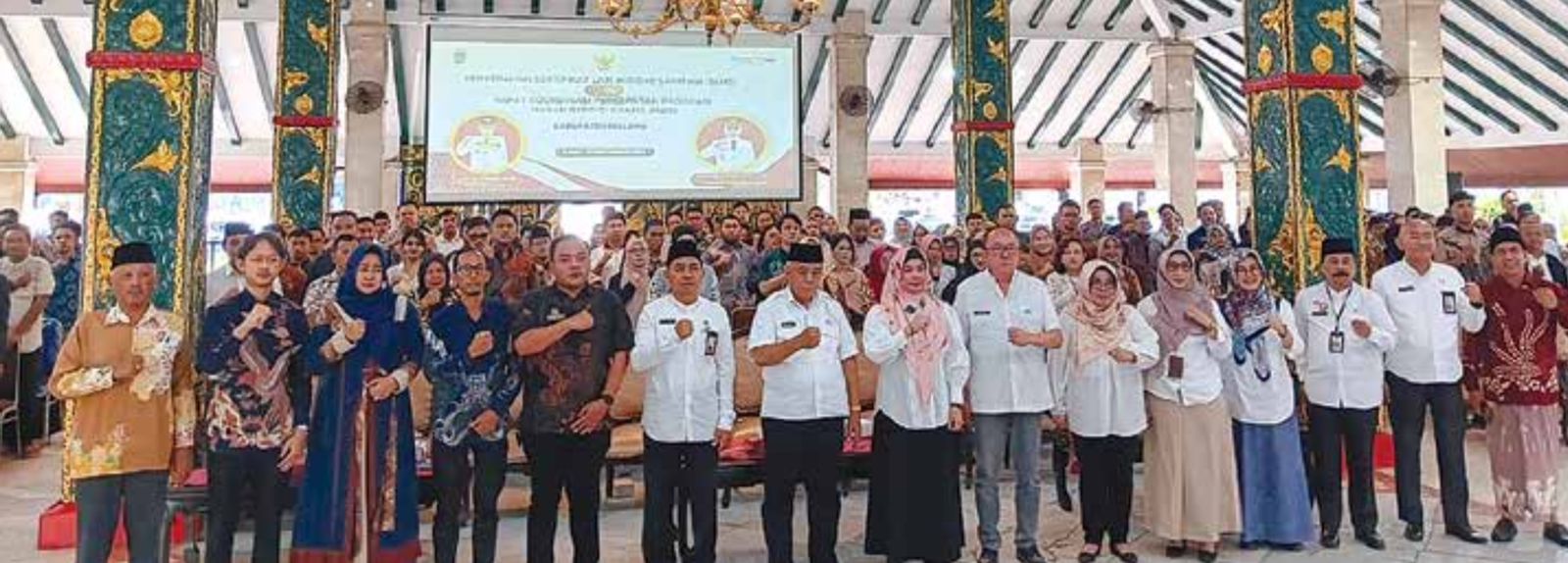 SINERGIS: Bupati Malang H M. Sanusi bersama beberapa pejabat pemkab dan pengelola SPPG di Pendapa agung kabupaten Malang kemarin.