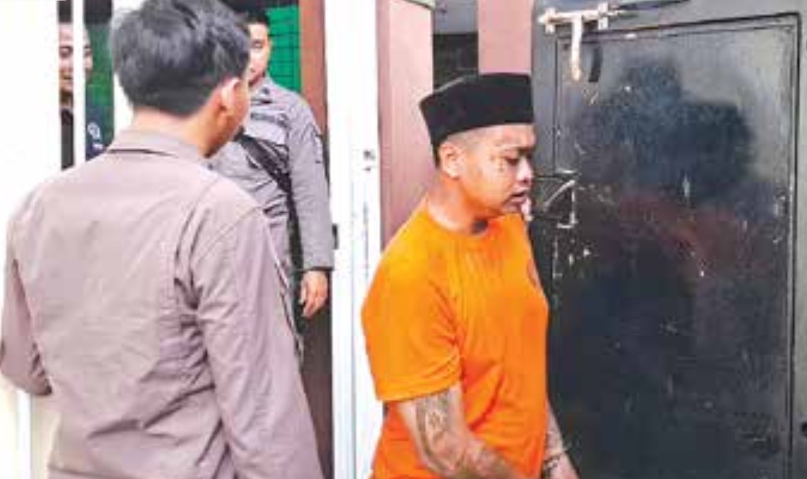 TERDAKWA: Alvin Septian Bagaskara, 23, keluar dari ruang sidang Pengadilan Negeri (PN) kepanjen, kamis lalu (6/11).