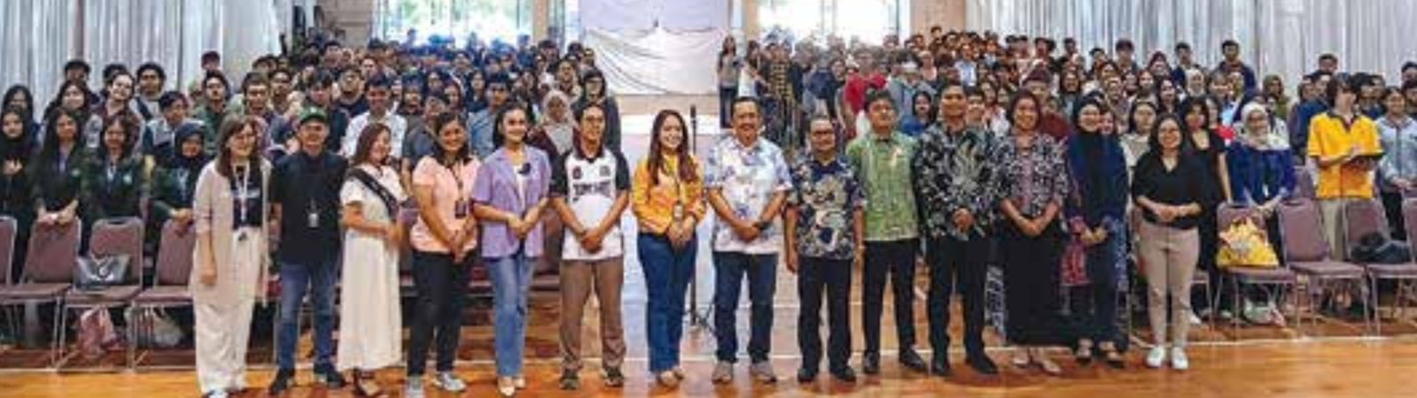 KERJA SAMA: rektor Universitas Ma Chung Prof dr Ir Stefanus Yufra M. Taneo MS MSc bersama perwakilan danamon jawa Timur dan Gramedia di balai pertiwi Universitas Ma Chung kemarin.