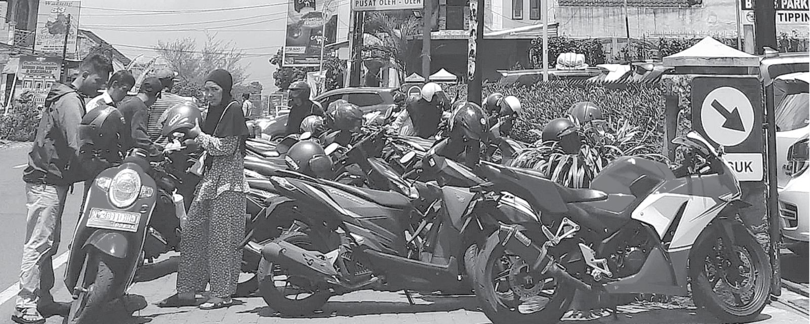 SUMBER PENDAPATAN: kendaraan yang parkir di depan swalayan kemarin (7/11) turut menyumbang pendapatan dari pajak parkir.