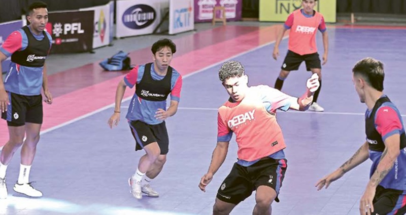 FULL KOSENTRASI: Para pemain Unggul FC Malang menjalani sesi official training di GOR Nambo Tangerang kemarin.