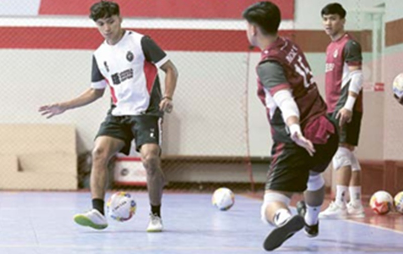 SIAP COMEBACK: Flank Unggul FC Malang Afif Rizky (kiri) berusaha membobol gawang Muhammad Rizky dalam sesi latihan di Unggul Sports Center.