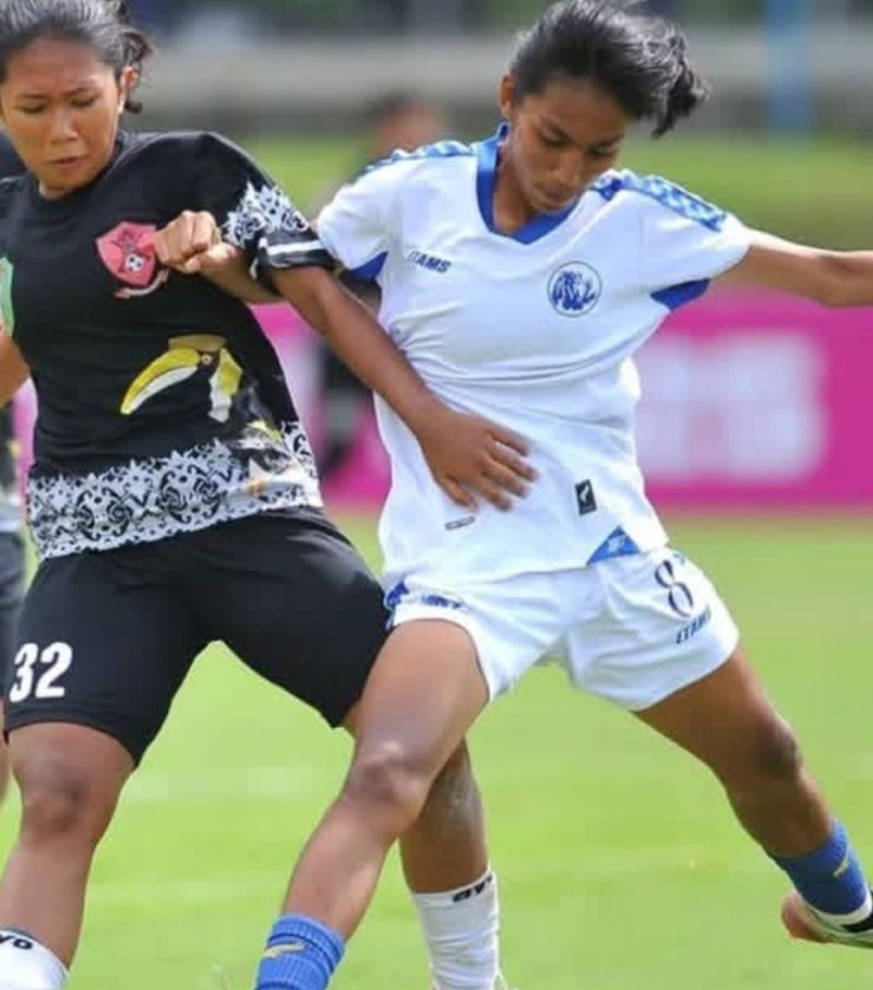 DUEL KETAT DI LAPANGAN: Pemain Arema FC Women berusaha merebut bola