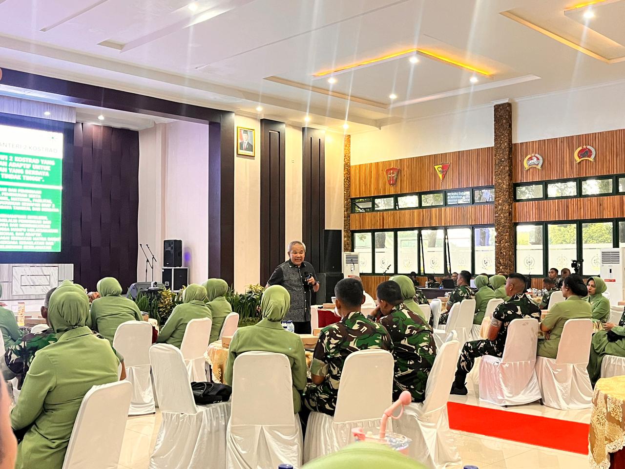 SERIUS: Ratusan prajurit dan ibu-ibu Persit menjalani pelatihan harmonisasi keluarga.