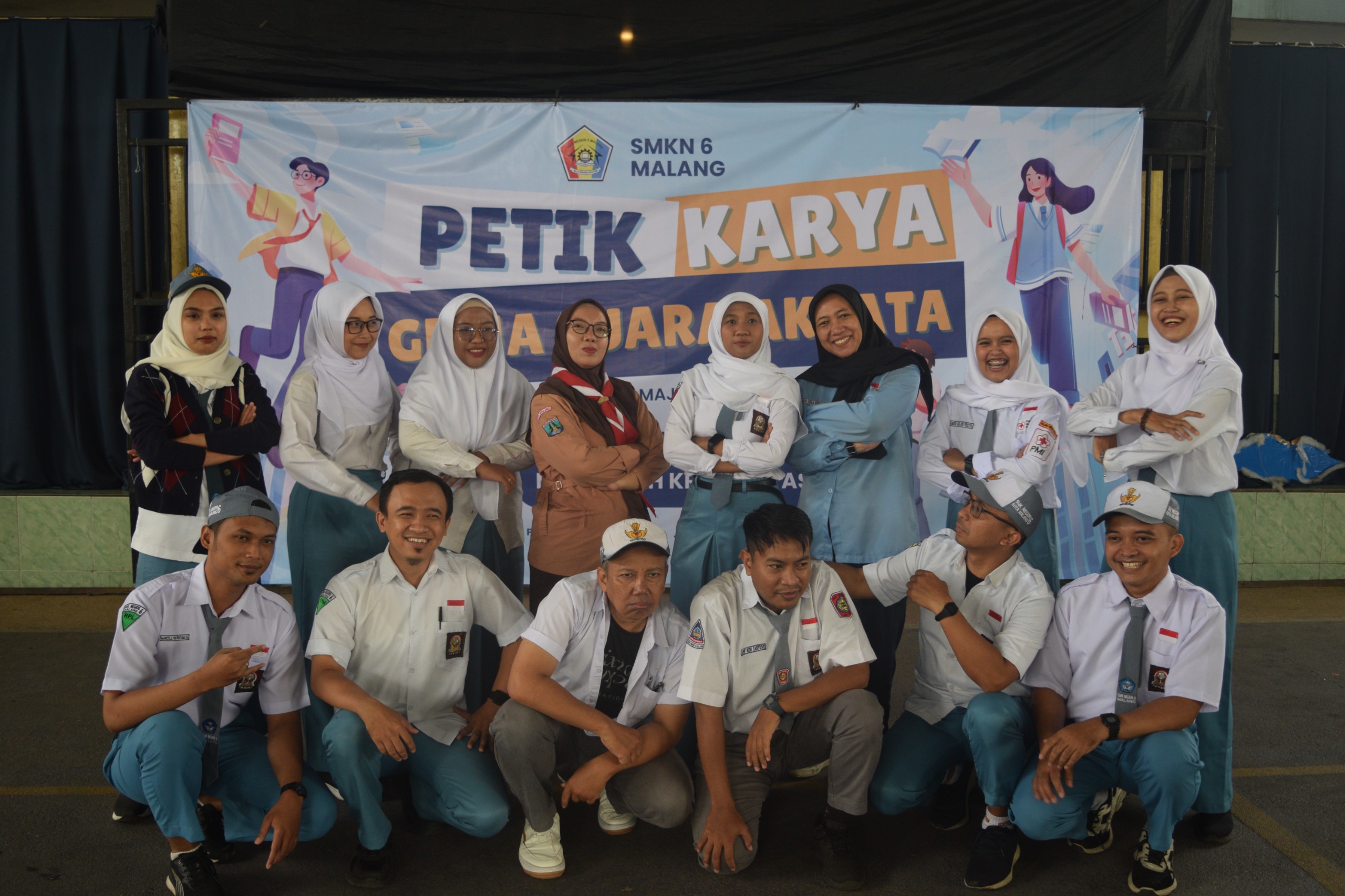 PANUTAN : Penampilan Operet yang memukau dari para guru menggunakan seragam siswa SMKN 6 Malang.