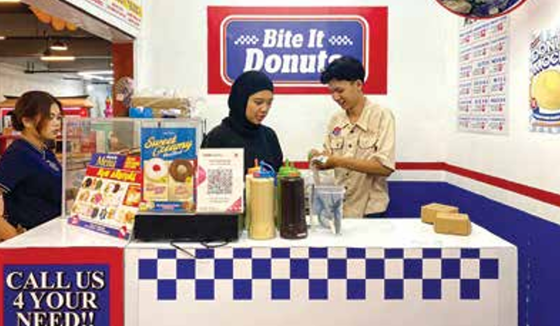 Incaran Anak Muda: Gerai Bite It donuts selalu ramai pembeli yang penasaran ingin mencicipi rasa donat mochi, beberapa waktu lalu