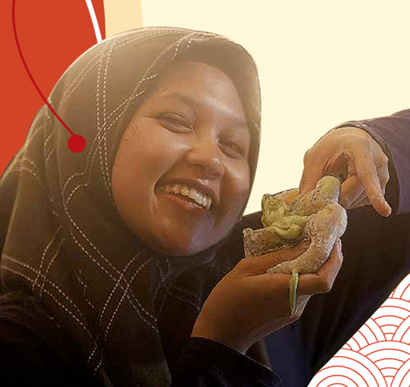 Jadi Kudapan Pendamping: Seorang pembeli menunjukkan isian donat mochi yang lumer ketika disobek