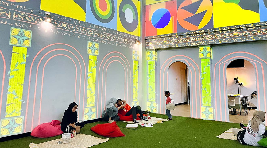 SENSASI BARU: Point of View (POV) Kafe hadir di lantai tiga Malang Creative Center (MCC) hingga Selasa 12 November mendatang. Tempat itu menghadirkan galeri imersif yang bisa berubah-ubah.
