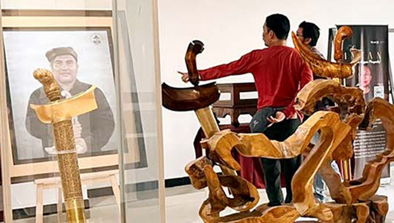 ANIMO TINGGI: Keris bernama Dhapur Pandowo Cinarito dari Kerajaan Sriwijaya (kiri) dipamerkan di Malang Creative Center (MCC), kemarin (8/11).