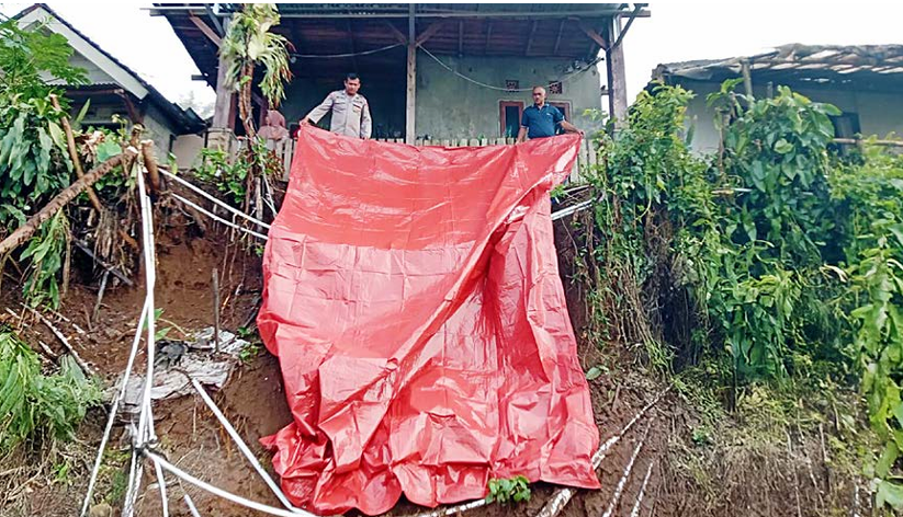 BELUM BERKENAN PINDAH: Salah satu rumah warga di Desa Tawangsari, Kecamatan Pujon, Kabupaten Malang masuk dalam area rawan longsor susulan.