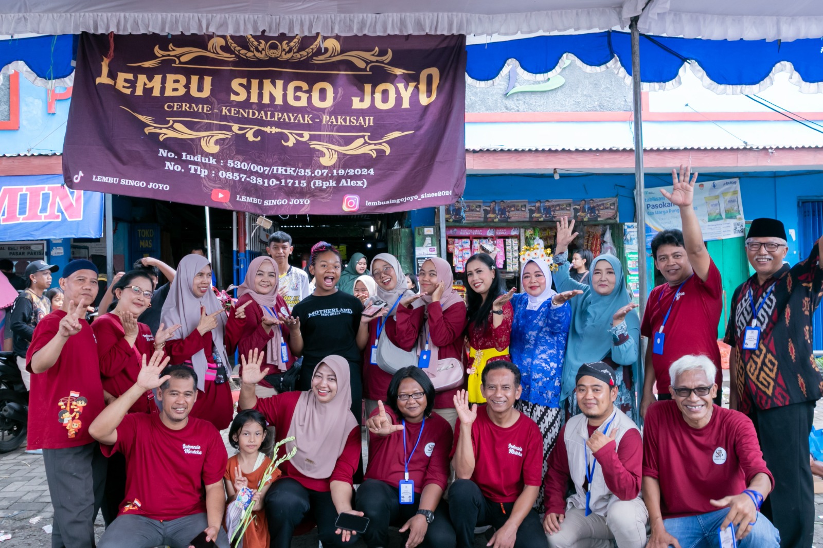 Panitia Sedekah Pasar Pakisaji foto bersama Desi Afrika pada Minggu (9/11).