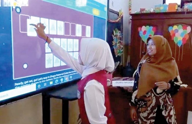 SARPRAS: Salah satu murid SDN 2 Wandapuro mengikuti proses belajar mengajar menggunakan papan interaktif kemarin.