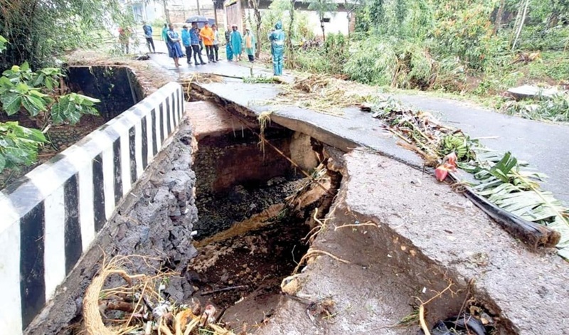 INFRASTRUKTUR: Fondasi jembatan ambrol dan menggerus ruas Jalan Hasanuddin, Donomulyo pada November 2024 lalu belum diperbaiki hingga sekarang.