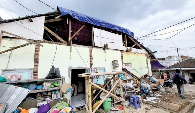 BELUM DIPERBAIKI: Rumah warga Desa Sumbersekar, Kecamatan Dau mengalami kerusakan bagian atap akibat dilibas angin puting beliung beberapa waktu lalu.