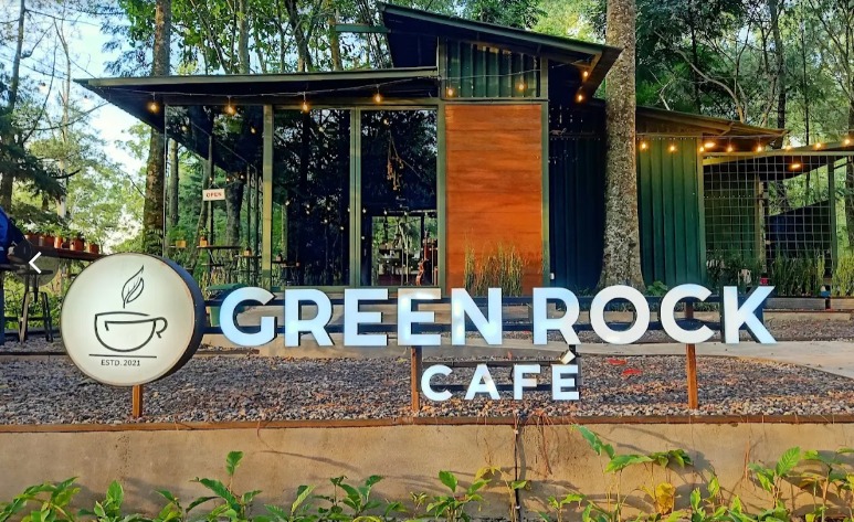 KAFE: suasana greenroch cafe di pujon