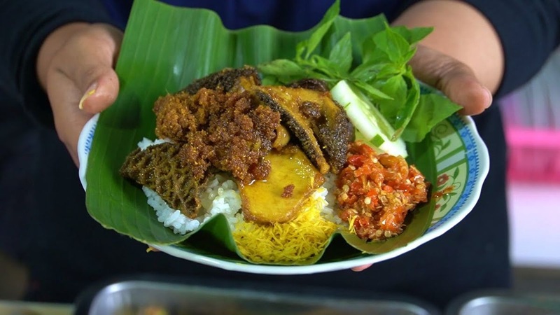 KULINER LEZAT: Nasi babat lengkap dengan lauk