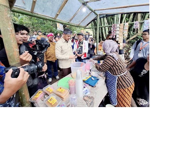 TERPESONA: Wakil Menteri Kebudayaan RI Giring Ganesha Djumaryo (tengah) mencicipi jajanan tradisional di Pasar Wisata Boonpring, Desa Sanankerto, Turen, kemarin (9/11).