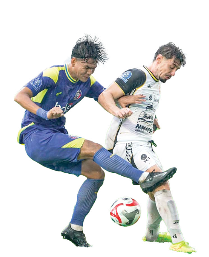 WAJIB BERBENAH: Center back Arema FC Anwar Rifai menghadang gelandang Persija Jakarta Gustavo Franca dalam laga melawan Persija Jakarta. (8/11).