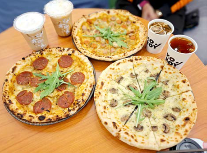 MENU BARU: Ada tiga varian pizza yang tersedia di Kafe Ko.Boy Malang.